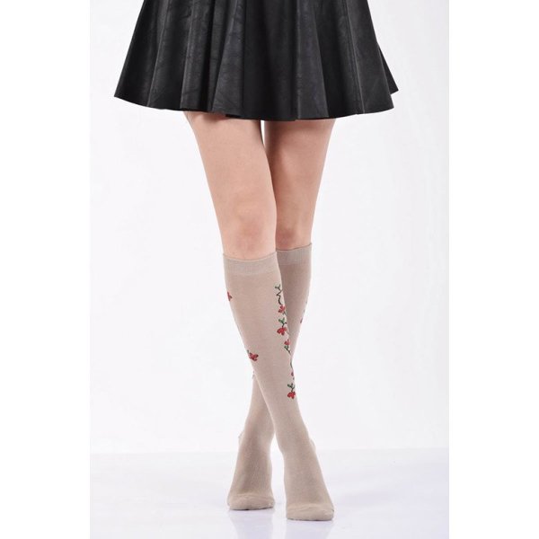 Kadın Yandan Kırmızı Çiçekli Dizaltı Çorabı   - Bej Tekli Paket