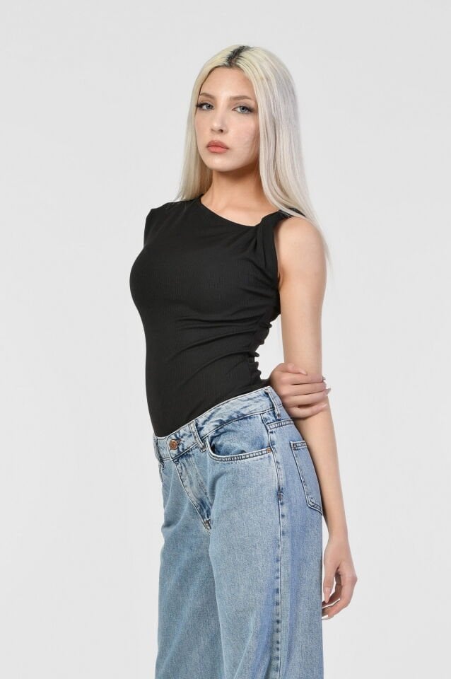 Lefon Tek Kol Burgu Detaylı Bluz  - Siyah