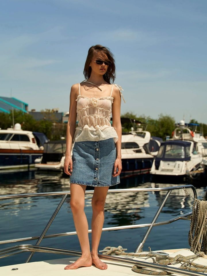 Lefon Gül Detaylı Askılı Bluz  - Krem