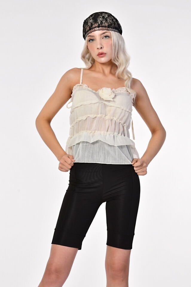 Lefon Gül Detaylı Askılı Bluz  - Krem