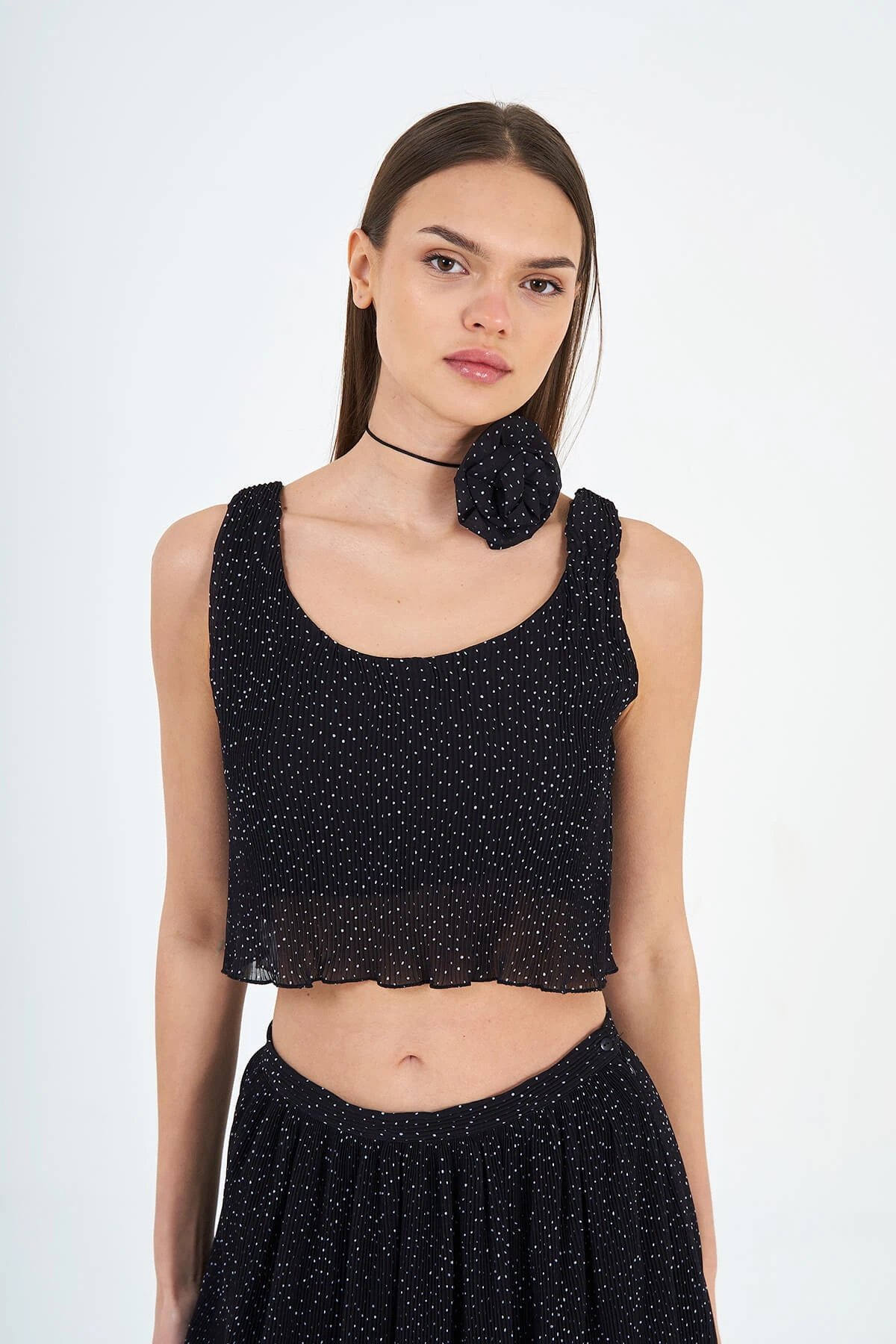 Lefon Gül Detaylı Puantiyeli Şifon Bluz  - Siyah